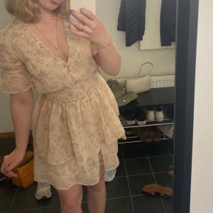 Sommarklänning från Nelly - Säljer min fina sommarklänning från Nelly. Använd 2-3 gånger!🥰 köparen står för frakt