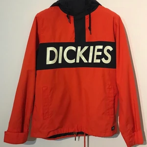 Dickies jacka  - Storlek xs men den är väldigt stor i storleken så den känns som en S, jag själv har M och kan fortfarande ha den.