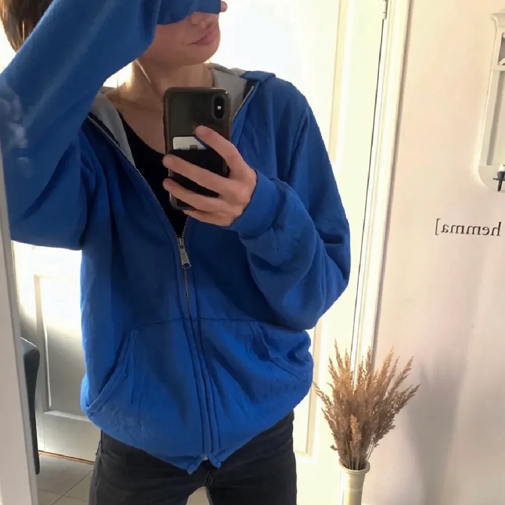 Jättefin blå zip-upp hoodie som jag köpta här på plick. Grå på insidan av hoodien. Använt ett fåtal gånger. ⚠️högsta bud: 200kr⚠️ . Tröjor & Koftor.