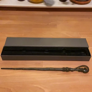 Harry Potter wand/trollstav från london - Här är en trollstav som jag köpte i London för några år sedan på warner bros studios. Trollstaven är en kopia av Fleur delacours stav i filmen. Nypris va 300 kr!