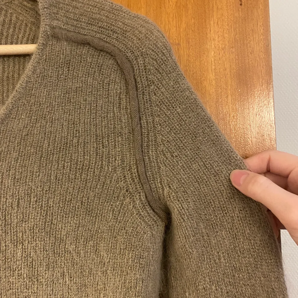 Väääärldens skönaste och finaste knitwear som tyvärr är för liten för mig :( 💔 Jättebra skick! Som ny!. Tröjor & Koftor.