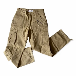 Baggy Khaki Cargo byxor - Fett fräna cargobyxor i färgen khaki. Dessa är baggy så det ger en najs look. Använt typ 3 gånger, kommer ej till användning därav säljes. För fler bilder eller mått kontakta mig 😊 dessa går att bära high och mid rise 