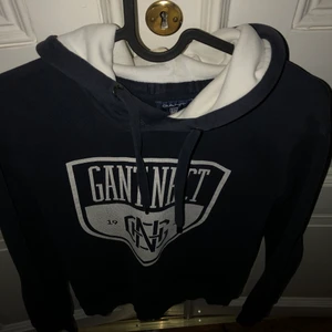 Gant hoodie - Gant hoodie i hyfsat skick, sliten text