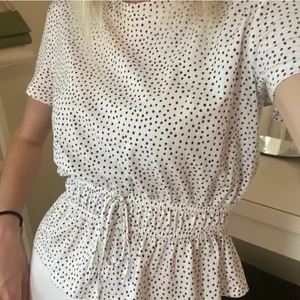 Prickig zara topp - Supersöt prickig topp från zara. Lånade bilder. Aldrig använd av mig, men köpt här på Plick (så kan ha används innan). Budgivning vid mång intresserade, annars skriv till mig privat! Köparen står för frakt!
