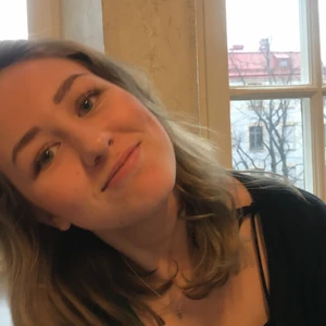 håra - säljer min gamla slav pågrund av att hon inte kommer till användning. BESKRIVNING: platta bröst, fet röv, spår av grov dyslexi, låg merit men tror hon kommer komma in på ekonomi på polhem, blir otroligt arg av minsta lilla, otrevlig mot vuxna, f i matte och språk. VARNING: pratar något otroligt och behov av nickotin konstant och har stora blåmärken över hela kroppen. 🔴HÖGSTA BUDER ÄR PÅ 2 millar🔴