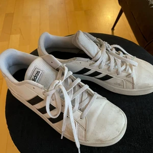 Adidas skor  - Adidas skor i storlek euro 37 1/2.