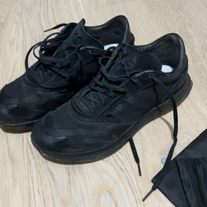 Y-3 skor - Skorna använda endast några få gånger. Påsar till skornas ingår samt extraskosnören och skolåda. Nypris är 3000kr
