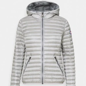 Colmar Jacka  - Intressekoll på min colmar jacka. Jättebra passform och bara använd ett fåtal gånger 💗💗 Skriv om ni är intresserade och vad ni skulle kunna betala :) 