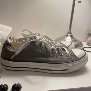 Converse skor - Säljer dessa snygga converse skorna i den låga modellen. Köpte dessa i USA för något år sedan men har endast använt skorna 2-3 gånger. Säljer för 250kr. ❤️❤️❤️ dem är i storlek 38. JAG GÖR RENT DEM INNAN JAG SKICKAR DEM🥰 Köparen står för frakten💕💕