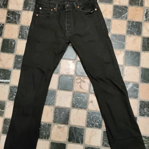 Levis 501 - Ett par stiliga 501's som jag tyvärr måste sälja på grund av att de inte passar mig som jag vill. Skick enligt bilder, inga märkbara skavanker. Du är alltid välkommen att slänga iväg ett meddelande för eventuella frågor :)
