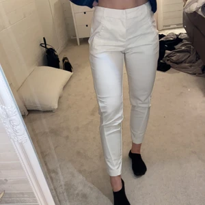  kostymbyxor - vita kostymbyxor från vero moda i storlek S/32, använda en gång och säljes nu pga för stora i midjan (105kr inklusive spårbart frakt) köpta för 399