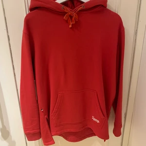 Hoddie från Tommy Hilfiger - Hoddie från Tommy Hilfiger. Använd men i gott skick, storlek XS och en lite längre modell