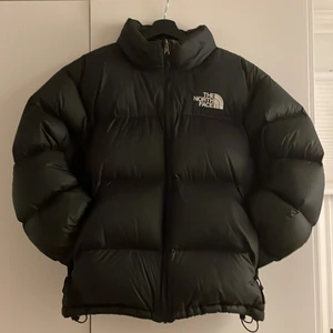 The North Face 1996 nuptse (svart) - Köpt på Zalando förra vintern. Jackan är i nyskick 9/10 och är väl omhände tagen. Jackan passar både men och kvinnor och har inga hål, missfärgningar, repor eller liknande. Toppskick helt enkelt. Nypris 3.100 kr. Mitt pris 1800+ frakt