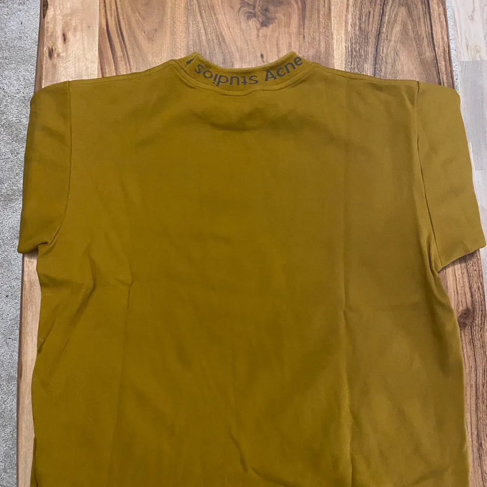 Hej! Säljer denna snygga Acne Studios t-shirt. Storleken är medium och den sitter lite oversized. Den är använd och i bra skick.. T-shirts.