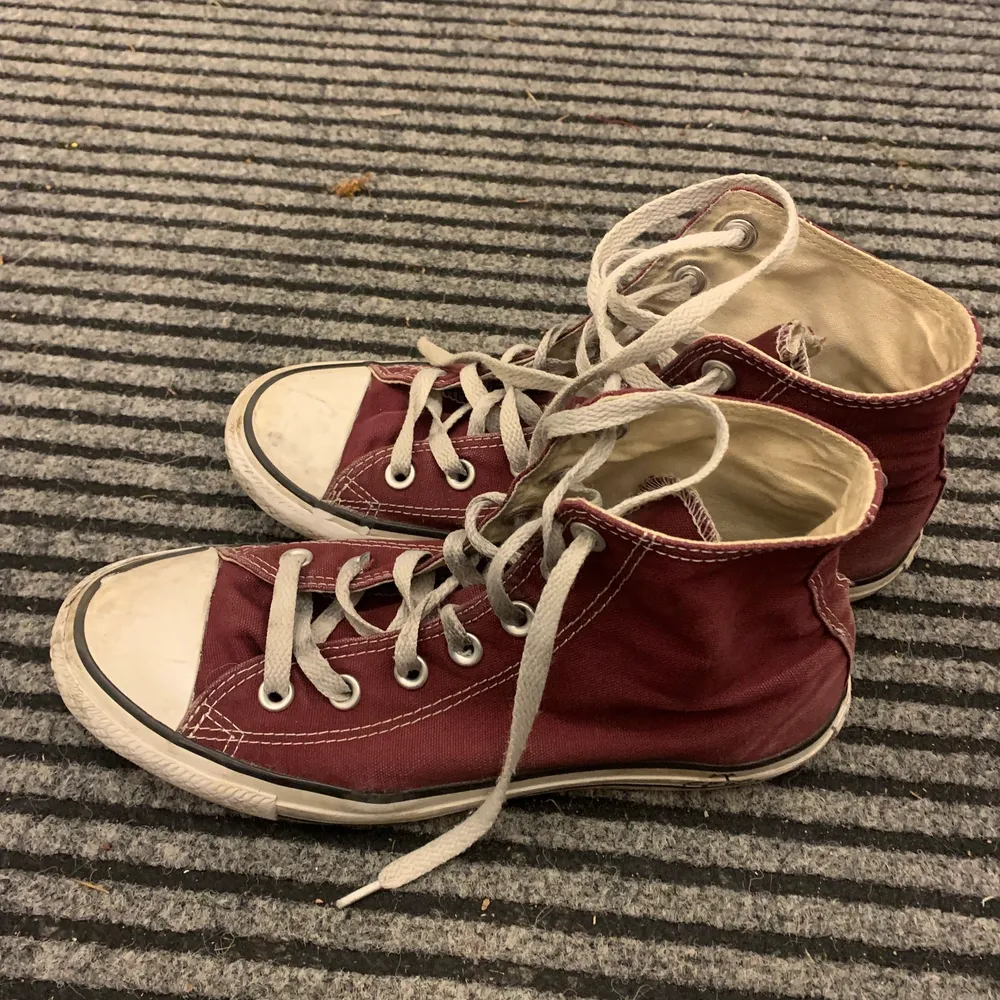 Vinröda Converse i använt skick. Skor.