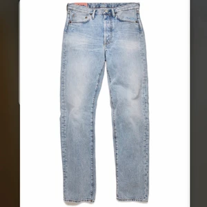 Acne jeans - Supersnygga acne jeans, som nya! Ljusblå, modellen 1997 light blue trash jeans Acne Studios. Storlek 28/34 passar mig som är S i de mesta. De är hyfsat lågmidja och de sitter löst och är raka i benen! De är långa i benen, ej avklippta, som nya. Nypris 2300kr