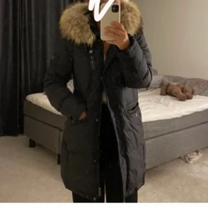 Hollies jacka - Hej säljer min vinterjacka därför jag vill ha en annan jacka. Väldigt fin jacka inga konstigheter. Hör av er för mer information💕