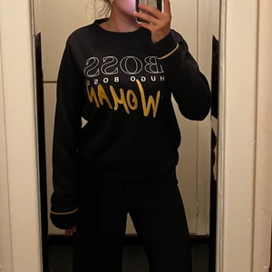 Hugo Boss dam  - Köpt på NK, riktigt bra skick,  galgen ingår, lite oversized i modellen 