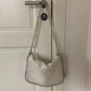 Vit väska - Säljer min vita tiamoväska i storlek M! 