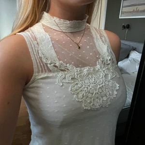 Blus i spets - En linneblus med spets från bikbok 🤍 knappt använd så väldigt bra skick
