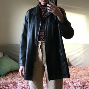 Skinn/läderjacka  - Go skinn/läderjacka från märket Zapp. Inköpt second hand och står varken storlek eller material, men jag skulle gissa på att det är en Herr S/M och att den är i äkta läder. Jag har storlek XS/S och tycker den är rätt stor, så storlek beror nog på hur man vill att den ska sitta. Har en reva på ena axeln, se bild, annars tycker jag att den är i fint andra handsskick! ☀️