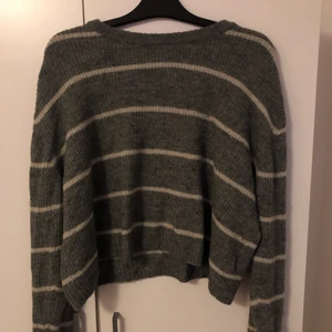Stickad tröja  - Supermysig stickad tröja ifrån H&M i storlek m. Använd ett antal gånger, bra skick och även väldigt bekväm. Betalningen sker via swish och du står för frakten💓💓
