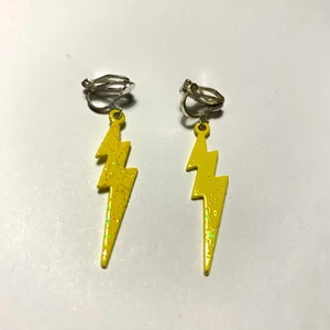 Bling örhängen - Så coola blixt örhängen som är clips, man behöver alltså inte ha hål för dessa. Köpt i England för nästan två år sen, Såå sjukt coola! De är lite glittriga. Lite längre än 3 cm. Frakt 25kr.