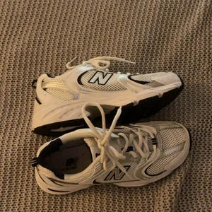 New Balance 530 - Säljer dessa assnygga skorna som nästintill är oanvända!! Säljer då jag tyvärr inte får användning av dem och de inte riktigt är min stil. De är jättesköna och otroligt snygga💕💕 Ganska höga så man kommer upp lite samt en väldigt bekväm sula☺️ Buda i kommentarerna!!
