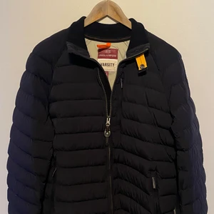 Parajumper jacka  - Parajumper jacka i väldigt fint skick, inga brister alls. Har bara hängt i garderoben för den var lite för stor när jag fick den.