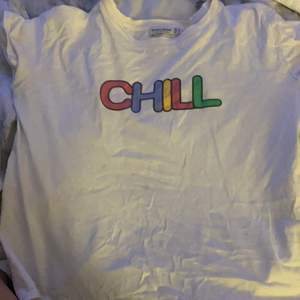 Vit t-shirt ”CHILL” det står att det är str M men skulle säga xs . Kan såklart mötas upp men om den ska skickas står köparen för frakten<3