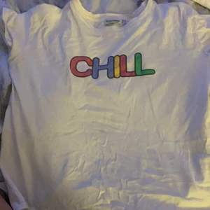 Bershka  - Vit t-shirt ”CHILL” det står att det är str M men skulle säga xs . Kan såklart mötas upp men om den ska skickas står köparen för frakten<3