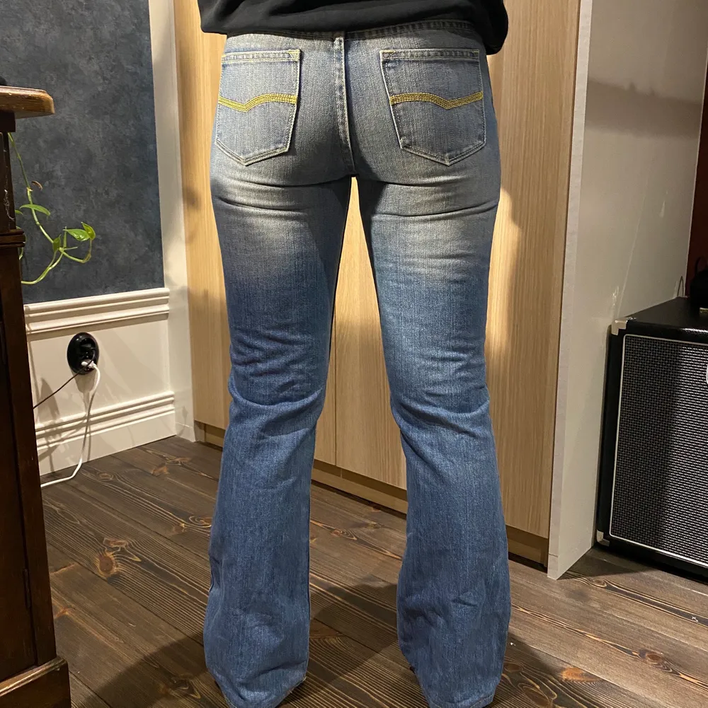 Super snygga ljusblå jeans! Säljer då de är lite för tajta för mig, men i bra skick! Som på bilden så är dom lätt utsvänga. Kan mötas och frakta!:). Jeans & Byxor.