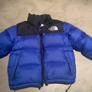 Blå Northface jacka - Säljer en blå northface jacka som har orginal priset på 3000kr💘 Jackan har två små fläckar på framsidan dock och därför sänker jag priset, annars fel fri❤️ Köpare står för frakt!