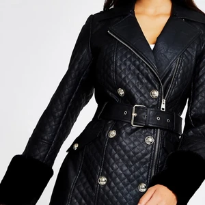 Black long line fur jacket  - kragelös,  ej avtagbara manschetter. Uk size 10, eu 36-38, small size