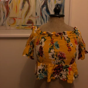 Blommig off shoulder topp - Blommig off shoulder topp från Gina Tricot! Superfin till sommaren. Använt få gånger. Säljer pga förflyttning. Köparen står för frakt! 