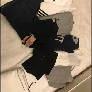 Märkeströjor - Allt från Hugo Boss, Burberry, Gant, Tommy Hilfiger, Ralph Lauren och Peak Performance  Rök och djurfritt hem! Paketpris