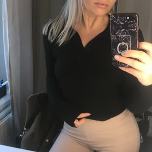 Ribbad topp med krage  - Så fin ribbad topp med krage! Väldigt trendig och passar till det mesta 😍 använd 1 gång!!