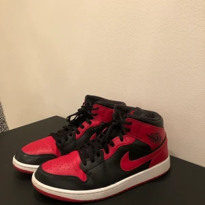 Jordan 1 mid banned - Jordan 1 mid banned Storlek eu 45.5 us 11.5  Cond 7/10, pga heeldrag Orginalbox finns