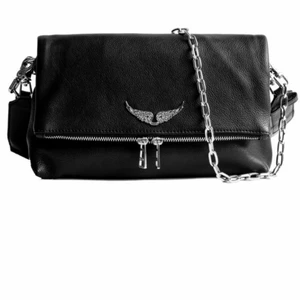 Zadig väska - Säljer min zadigväska,äktahetsbevis finns kvar samt påsen. Den har inte en skråma och är jätte bra skick,om intresserad så kan jag skicka fler bilder. Inköpt för 4500kr på nk. BÅDA BANDEN (Kedjan och läderband)ingår