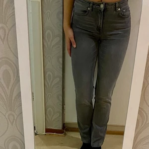 Perfect jeans från Gina  - Oanvända jeans som säljes då de är på gränsen till för små. Mid rise och raka i modellen med små slitningar längst ned. Jag är ca 166 cm som referens. Hör av dig om du har frågor 🖤