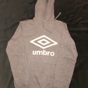 Umbro hoodie strl M - Hoodie från Umbro. Den är använd