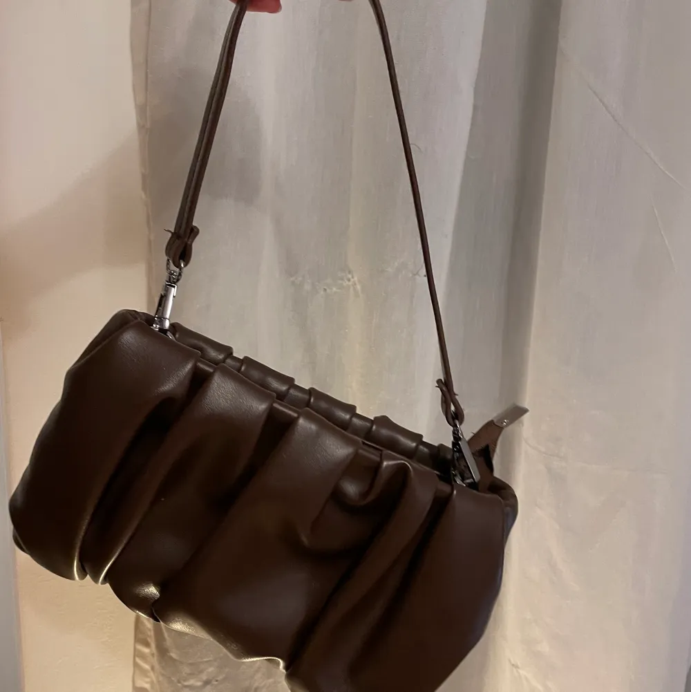 en brunn och fin handväska . Väskor.