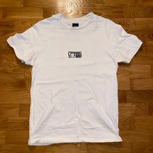 Vans t-shirt  - Vit Vans t-shirt med tryck på ryggen