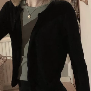 Svart kofta från VRS - Höstig svart kofta med knappar från VRS. Storlek XS. Bekvämt och bra material och sitter fint på. Säljs här eftersom den tyvärr har blivit för liten för mig. 3 för 2!🧚🏻‍♀️