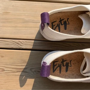 Eytys - Vita eytys i stolek 39. Använda en del, men fortfarande i gott skick. Köparen står för frakten 💖 köpta för 1200