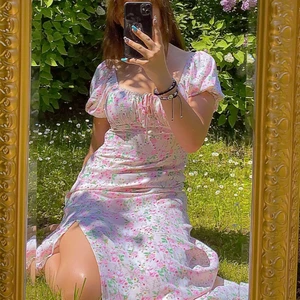 Klänning - Användes på midsommar i år🌸 köptes på bikbok i våras för 500kr säljer för 400 eller högre bud🥰 jag är 157cm och klänningen är cirka 10cm för lång för mig😩 frakten ligger på 67kr och betalas av köparen😊💖 andra bilden syns färgen som absolut bäst🥰