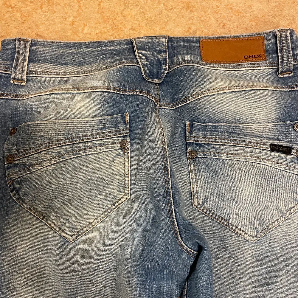 Skit snygga lågmidjade jeans som tyvärr är för små:( . Jeans & Byxor.