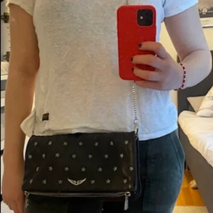 Zadig väska - Köpt i januari, väldigt bra skick! Säljer för kommer inte  till andvändning längre, skriv privat för mer bilder. Den är äkta och du får med två band och en påse som väskan kommer i😀😀 Denna väskan finns inte och köpa vanligt längre.