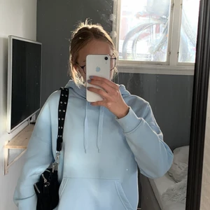 Ljusblå hoodi - Fin ljusblå färg. Bra i passformen.                                 Köparen står för frakten.💕