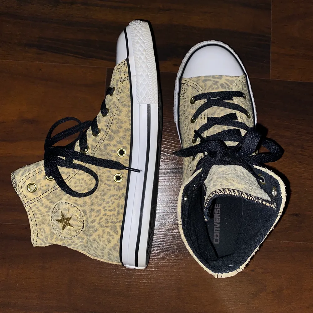 Säljer dessa sjukt coola Converse skor med leopard mönster! Anledningen till att jag säljer är pga att dom är för små🙁 Precis som nya då de bara är använda ca 1 gång! Nypris: 700kr. Skor.
